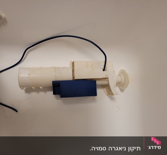 חלק פלסטיק לבן עם כבל שחור, כנראה לשירותים
